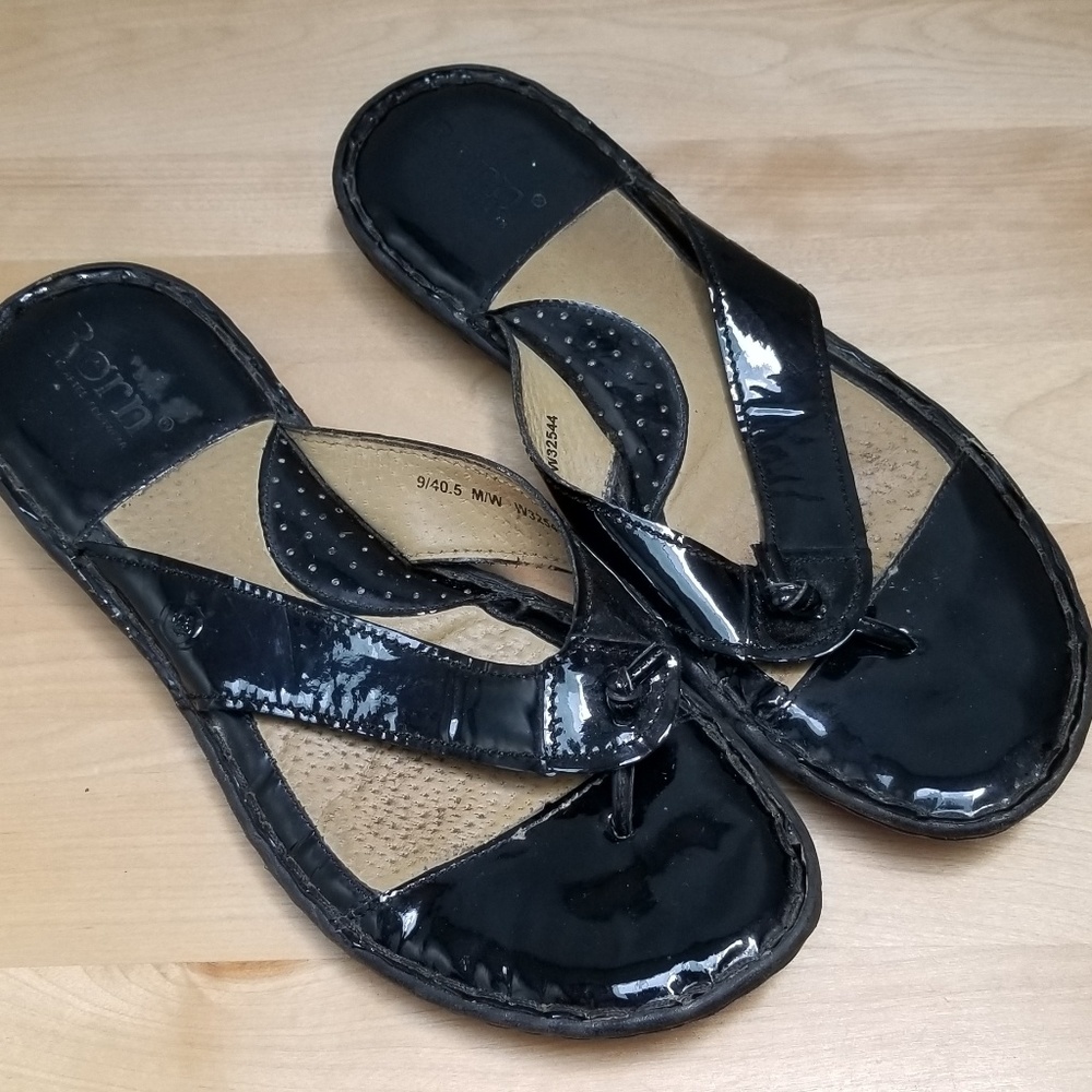 BØRN | BLACK PATENT LEATHER THONG SANDALS, SZ 9